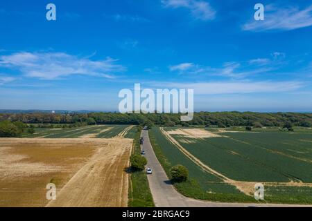 Landschaftlich schöne Luftaufnahme von Goring Gap, einem Abschnitt von Feldern, die an die Südküste zwischen Ferring und Goring in West Sussex führen. Stockfoto