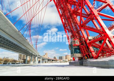 Der Aufzug der modernen Seilbrücke (Schiwopisny-Brücke) über den Moskwa-Fluss, Moskau, Russland. Es ist die höchste Kabelbrücke i Stockfoto