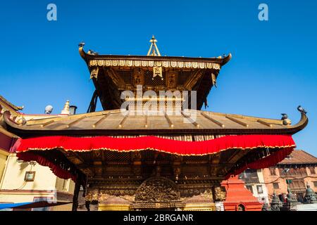 Der Harati Devi Schrein oder Ajima Tempel im Swayambhunath oder Swayambhu Tempel, ein religiöser Komplex in der Stadt Kathmandu in Nepal Stockfoto