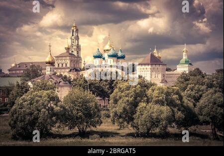 Das berühmte Trinity-Kloster (Dreifaltigkeitslavra des Heiligen Sergius) in Sergijew Posad bei Moskau (Goldener Ring Russlands) Stockfoto