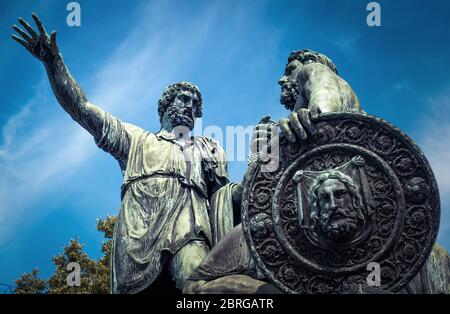 Denkmal für Minin und Poscharski neben der Basilius-Kathedrale und Kreml auf dem Roten Platz in Moskau, Russland Stockfoto