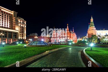 Manezhnaja Platz in der Nacht in Moskau, Russland Stockfoto