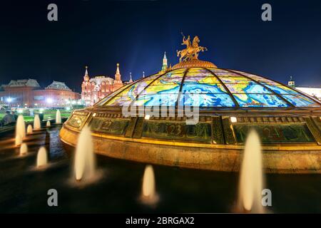 Glaskuppel gekrönt von einer Statue des heiligen Georg, Schutzpatron von Moskau, auf dem Manege-Platz in Moskau, Russland Stockfoto