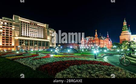 Manezhnaja Platz in der Nacht in Moskau, Russland Stockfoto