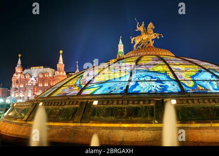 Glaskuppel gekrönt von einer Statue des heiligen Georg, Schutzpatron von Moskau, auf dem Manege-Platz in Moskau, Russland Stockfoto