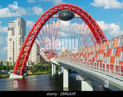 Moderne Kabelbrücke (Schiwopisny-Brücke) in Moskau. Es ist die höchste Kabelbrücke in Europa. Stockfoto