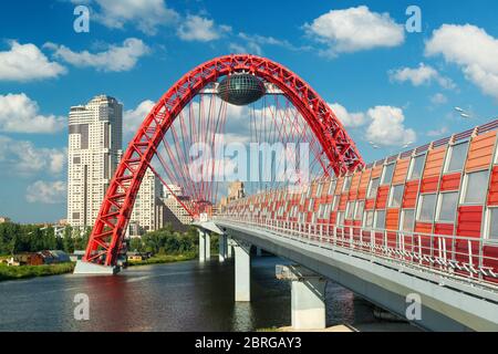 Moderne Kabelbrücke (Schiwopisny-Brücke) in Moskau. Es ist die höchste Kabelbrücke in Europa. Stockfoto