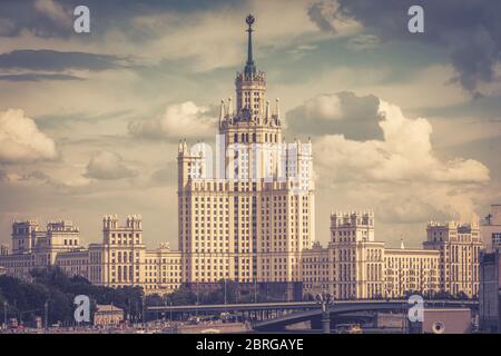 Kotelnicheskaya-Ufergebäude in Moskau, Russiaa. Es ist eines von sieben Wolkenkratzern, die in der Stalin-Ära in Moskau gebaut wurden. Alte sowjetische Architektur. Stockfoto