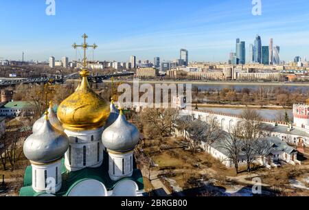 Ansicht von Moskau vom Nowodewitschy Kloster. Moskau Stadt in der Ferne. Stockfoto