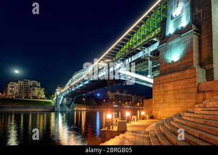 MOSKAU - AUGUST 20: Bogdan Chmelnizki Brücke in der Nacht am 20. august 2013 in Moskau. Es ist eine schöne Fußgängerbrücke über den Fluss Moskau in der Nähe Stockfoto