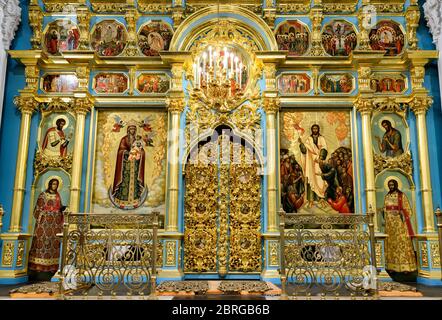 MOSKAU - 21. NOVEMBER 2015: Der Altar und die Ikonostase der Auferstehungskathedrale im Kloster Neu-Jerusalem. Stockfoto