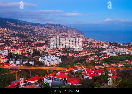 Funchal City Luftaufnahme bei Sonnenuntergang. Funchal ist die Hauptstadt und größte Stadt der Insel Madeira in Portugal. Stockfoto