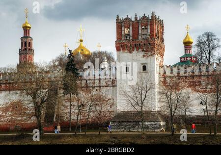 Nowodewitschy Kloster im Frühling, Moskau, Russland. Es ist eines der Wahrzeichen von Moskau. Blick auf das berühmte Kloster Novodevichy am eisigen Teich. Stockfoto