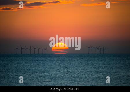 Windpark und Sonnenuntergang über der irischen See, cleveleys, lancashire, england, großbritannien, europa Stockfoto