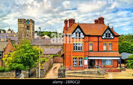 Touristeninformationszentrum und St Mary Church in Conwy, Wales Stockfoto