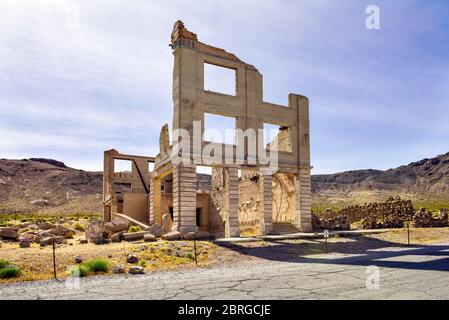 Rhyolite Ghost Town, Beatty Nevada - Rhyolite ist wohl eine der besten Geisterstädte in Nevada, was für einen unglaublichen Tagesausflug von Las Vegas aus macht. Stockfoto