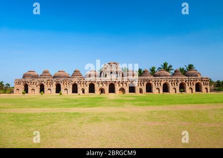 Elefant Ställe, Teil der Zanana Einhausungen an Hampi, der Mitte des hinduistischen Vijayanagara Empire in Karnataka, Indien Stockfoto