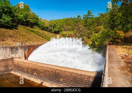 Damm mit offenem Tor in der Nähe der Munnar Stadt in Kerala Staat Indien Stockfoto