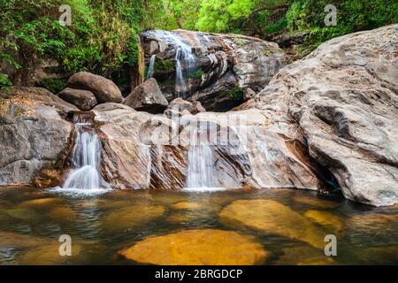 Schönheit Wasserfall in der Nähe von Suhl Stadt in Kerala, Indien Stockfoto