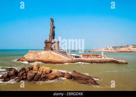 Thiruvalluvar Statue auf der kleinen Insel in Kanyakumari Stadt in Tamil Nadu, Indien Stockfoto