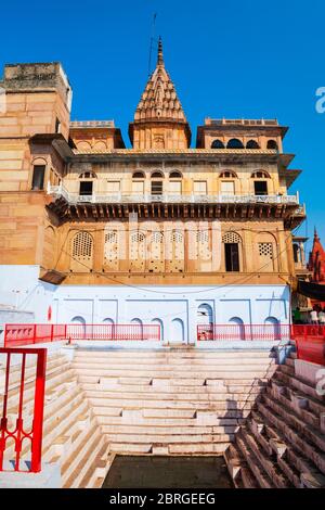 Manikarnika kund und Shiva Tempel ist in am Ganges Fluss in Varanasi Stadt, Uttar Pradesh Zustand, Nordindien Stockfoto