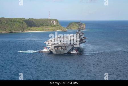 Apra Harbor, Usa. Mai 2020. Der US Navy Nimitz-Klasse Flugzeugträger USS Theodore Roosevelt verlässt Guam und geht auf See 21. Mai 2020 in der philippinischen See. Die COVID-negative Crew kehrte aus der Quarantäne zurück und kehrt zur See zurück, um ihren geplanten Einsatz im Indo-Pazifik fortzusetzen. Kredit: Kaylianna Genier/U.S. Navy/Alamy Live News Stockfoto