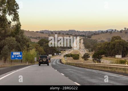 Autos auf der Autobahn M31 nördlich von Gundagai nähern sich dem Hund an der Ausfahrt Tucker Box Stockfoto