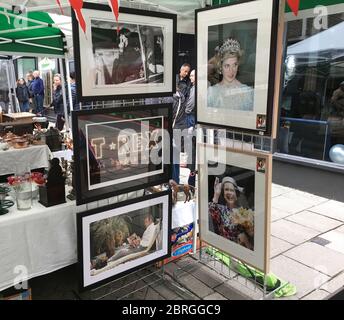 Ein Stand der Bildende Kunst Fotografie Verkauf von gerahmten Archivfotos von Royalty und Berühmtheit einschließlich Prinzessin Diana, David Bowie, HM Königin Elizabeth I Stockfoto