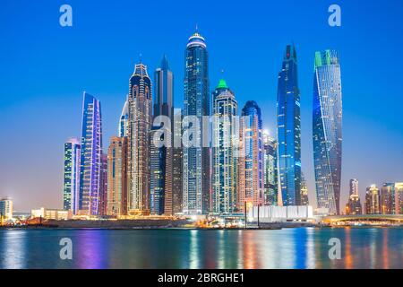 Dubai Marina ist ein künstlicher Kanal Stadt und ein Bezirk in Dubai in den VEREINIGTEN ARABISCHEN EMIRATEN Stockfoto