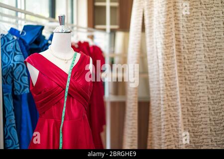 Selektiver Fokus der Dummy-Schaufensterpuppe mit Maßband im Schneiderstudio. Konzept der Mode und Mode. Stockfoto