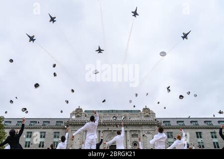 Annapolis, Vereinigte Staaten Von Amerika. Mai 2020. Annapolis, Vereinigte Staaten von Amerika. 20 Mai 2020. Die U.S. Navy Flight Demonstration Squadron, die Blue Angels, fliegen über Bancroft Hall, während die Midshipmen ihre Hüte werfen, um die fünfte Vereidigung für die Naval Academy Class von 2020 unter COVID-19, Coronavirus Pandemie Social Distancing Rules 20. Mai 2020 in Annapolis, Maryland, abzuschließen. Rund 1,000 Midshipmen werden während fünf Veranstaltungen und einer virtuellen Zeremonie ihren Abschluss machen und sich einvereidigt. Kredit: Dana Legg/DOD Foto/Alamy Live News Stockfoto