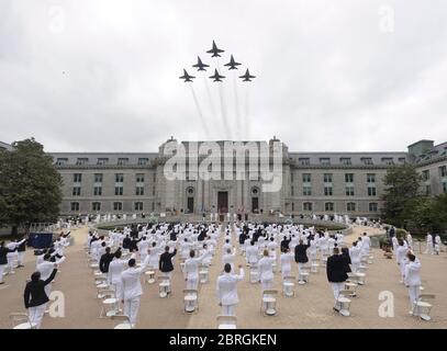 Annapolis, Vereinigte Staaten von Amerika. 20 Mai 2020. Annapolis, Vereinigte Staaten von Amerika. 20 Mai 2020. Die U.S. Navy Flight Demonstration Squadron, die Blue Angels, fliegen über Bancroft Hall am Ende der fünften Vereidigung Veranstaltung für die Naval Academy Class von 2020 unter COVID-19, Coronavirus Pandemie sozialen Distanzierungsregeln 20. Mai 2020 in Annapolis, Maryland. Rund 1,000 Midshipmen werden während fünf Veranstaltungen und einer virtuellen Zeremonie ihren Abschluss machen und sich einvereidigt. Kredit: Dana Legg/DOD Foto/Alamy Live News Kredit: Stacy Godfrey/DOD Foto/Alamy Live News Stockfoto