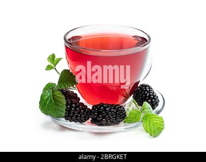 Frischer Brombeertee in Glastasse auf weiß isoliert Stockfoto