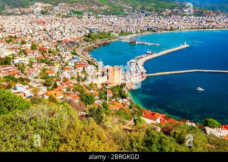 Kizil Kule oder Red Tower und Hafen aus der Luft Panoramablick in Alanya Stadt, Provinz Antalya an der Südküste der Türkei Stockfoto