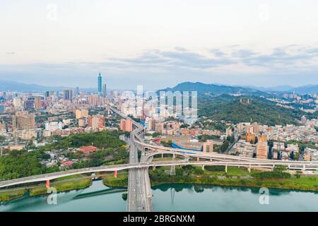 Taipei City Aerial View - Asia Business Concept Bild, Panorama modernes Stadtbild Gebäude Vogelperspektive unter Sonnenaufgang und Morgen blau hellen Himmel, Stockfoto