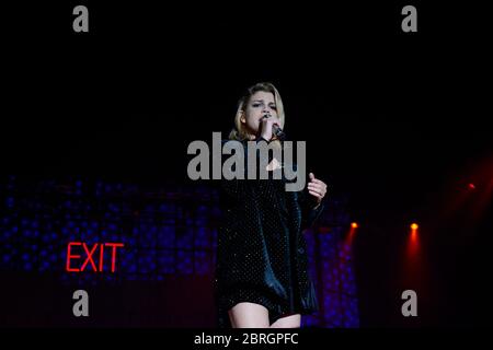 Neapel, Italien. Mai 2018. Emma Marrone spielt live auf der Bühne der Essere qui Tour 2018 im Teatro Palapartenope, Neapel, Italien. Stockfoto