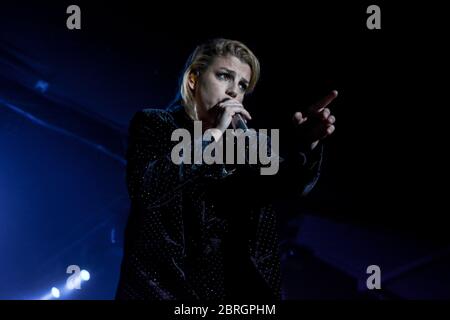 Neapel, Italien. Mai 2018. Emma Marrone spielt live auf der Bühne der Essere qui Tour 2018 im Teatro Palapartenope, Neapel, Italien. Stockfoto