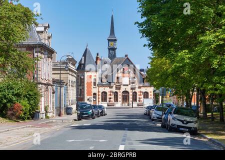 Senlis, Frankreich - Mai 19 2020: Ehemaliger Bahnhof Senlis wurde heute als Busbahnhof neben der ehemaligen banque de France genutzt und heute als medizinisches Zentrum genutzt. Stockfoto