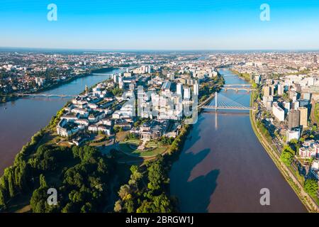 Nantes zwischen den Zweigen der Loire Luftaufnahme in der Region Loire-Atlantique in Frankreich Stockfoto