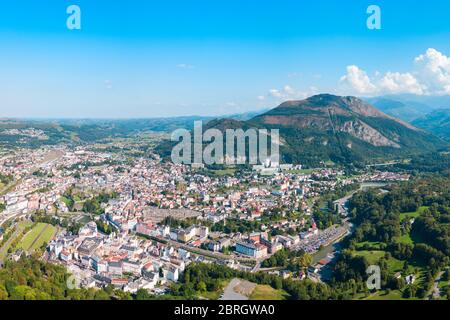 Lourdes Antenne Panoramablick. Lourdes ist eine kleine Stadt in den Ausläufern der Pyrenäen liegt. Stockfoto