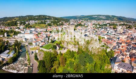 Lourdes Antenne Panoramablick. Lourdes ist eine kleine Stadt in den Ausläufern der Pyrenäen liegt. Stockfoto