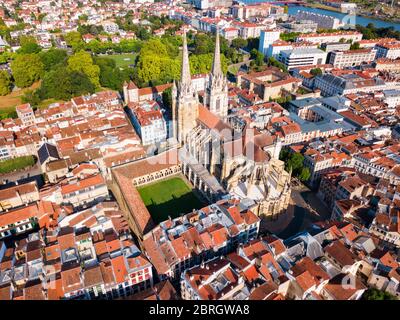 Die Kathedrale der Heiligen Maria oder Unserer Lieben Frau von Bayonne Antenne Panoramaaussicht, römisch-katholische Kirche in der Stadt Bayonne in Frankreich Stockfoto