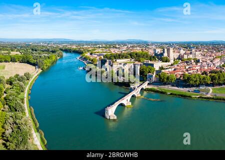 Pont Saint Benezet Brücke und Rhone Antenne Panoramablick in Avignon. Avignon ist eine Stadt auf der Rhone in Südfrankreich. Stockfoto