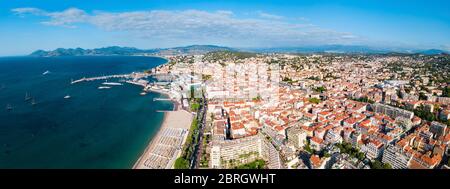 Cannes Beach Antenne Panoramablick. Cannes ist eine Stadt an der Französischen Riviera und an der Cote d'Azur in Frankreich. Stockfoto