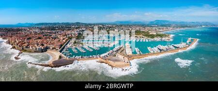 Antibes Port Antenne Panoramablick. Antibes ist eine Stadt an der Französischen Riviera und an der Cote d'Azur in Frankreich. Stockfoto