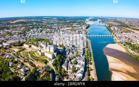 Saumur Stadt Antenne Panoramaaussicht, Tal der Loire in Frankreich