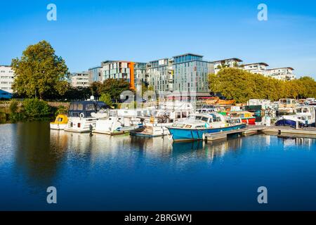 Boote und Yachten auf dem Fluss Erdre Dock in Nantes, Frankreich Stockfoto