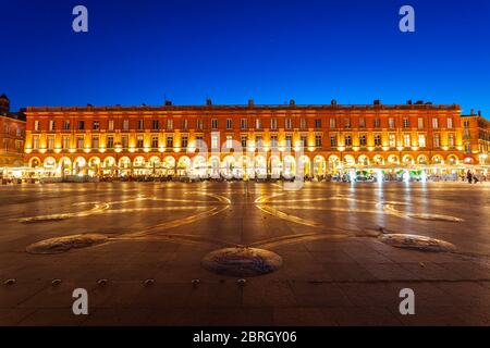 Café und Restaurant am Capitole oder Rathaus Place sqauare, Gemeindeverwaltung der Stadt Toulouse in Frankreich Stockfoto