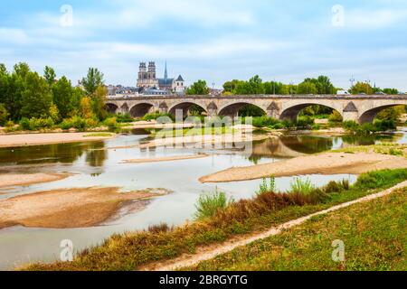 Kathedrale von Orleans und Brücke durch den Loire-Fluss. Orleans ist eine Präfektur und Gemeinde im Norden Zentralfrankreichs. Stockfoto