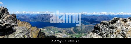 Queenstown und Lake Wakatipu, Otago, Südinsel, Neuseeland, Ozeanien. Stockfoto